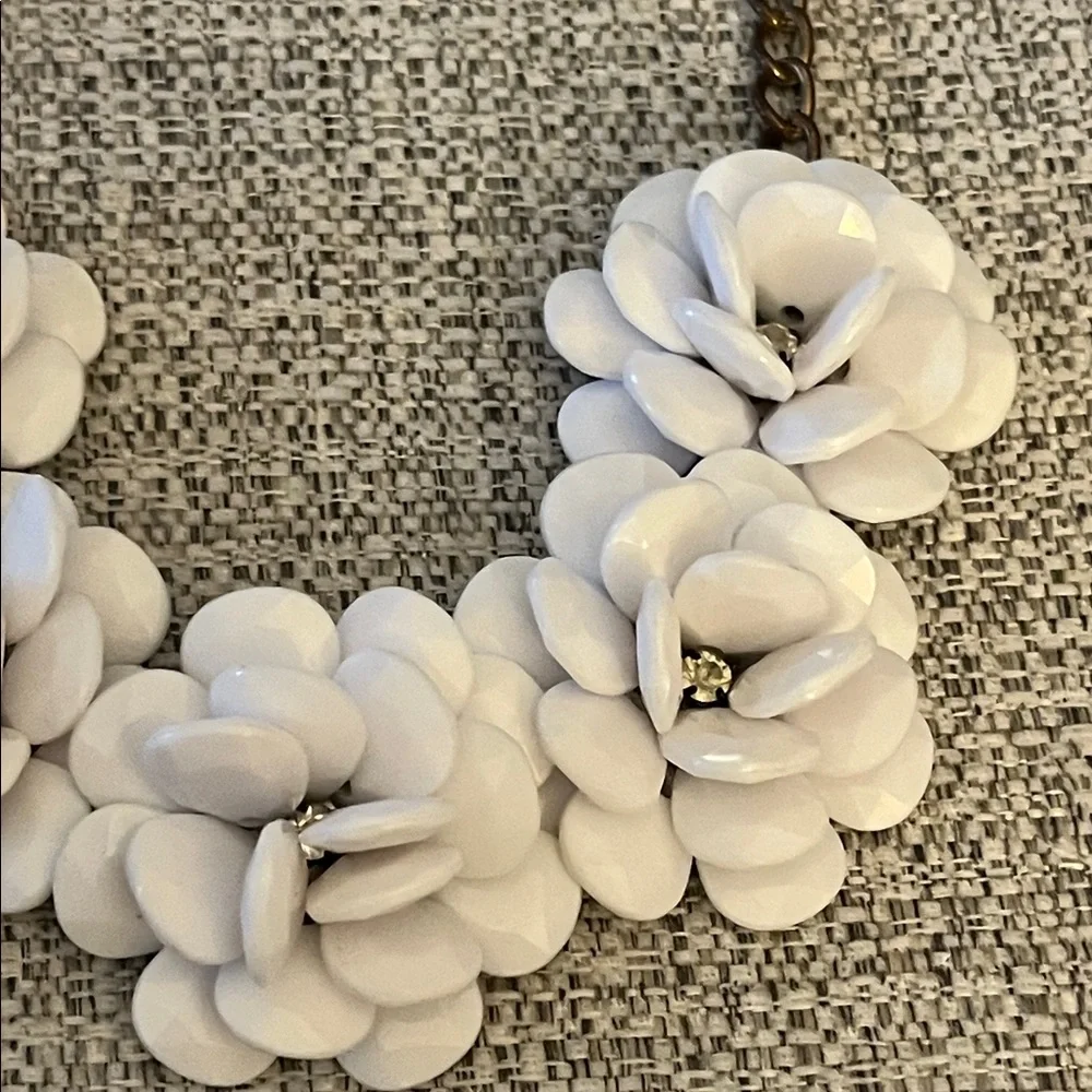 Vintage‎ Resin White Floral Necklace with Center Rhinestones